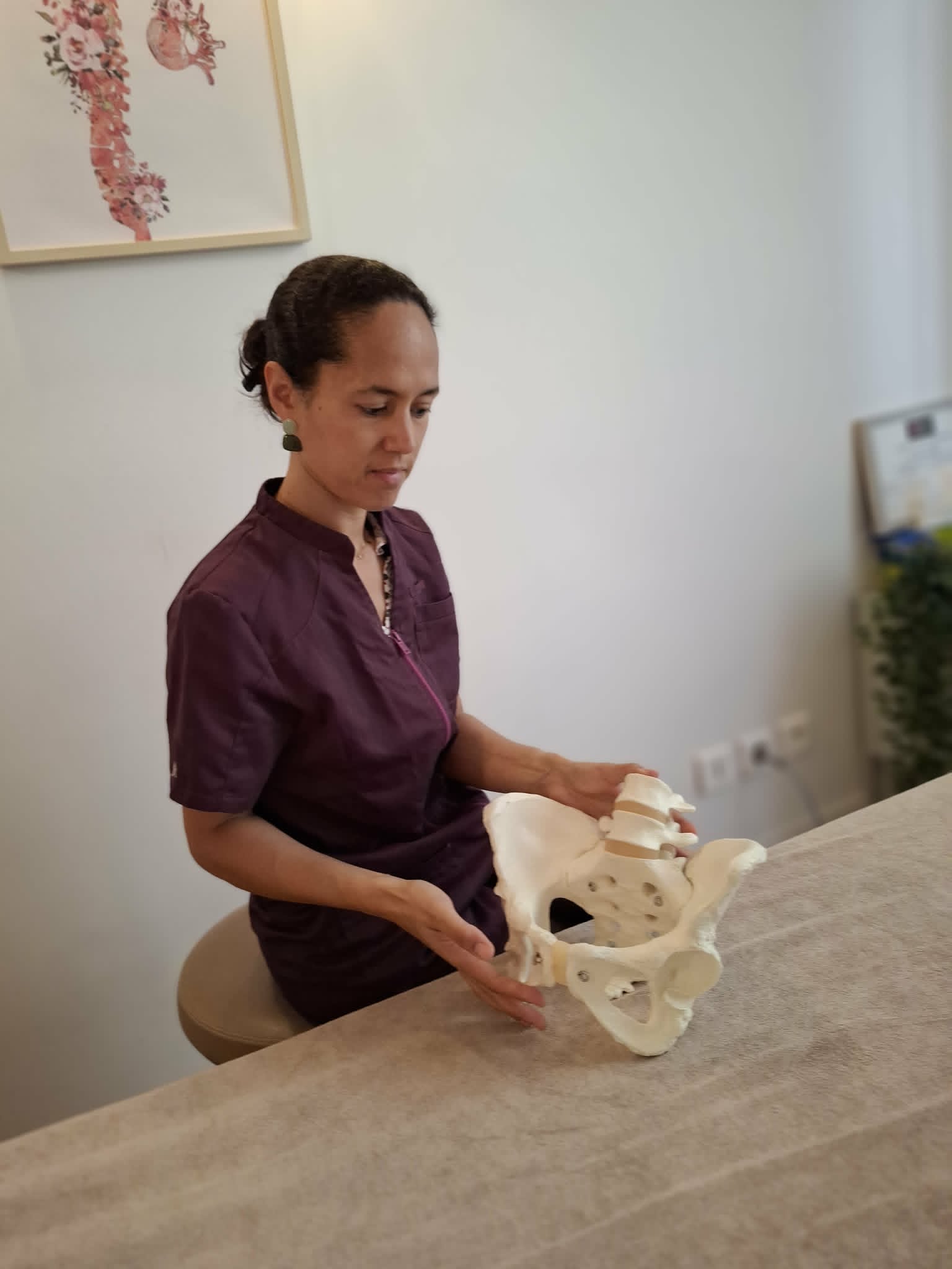 Mains d'une ostéopathe posées délicatement sur le dos d'une patiente